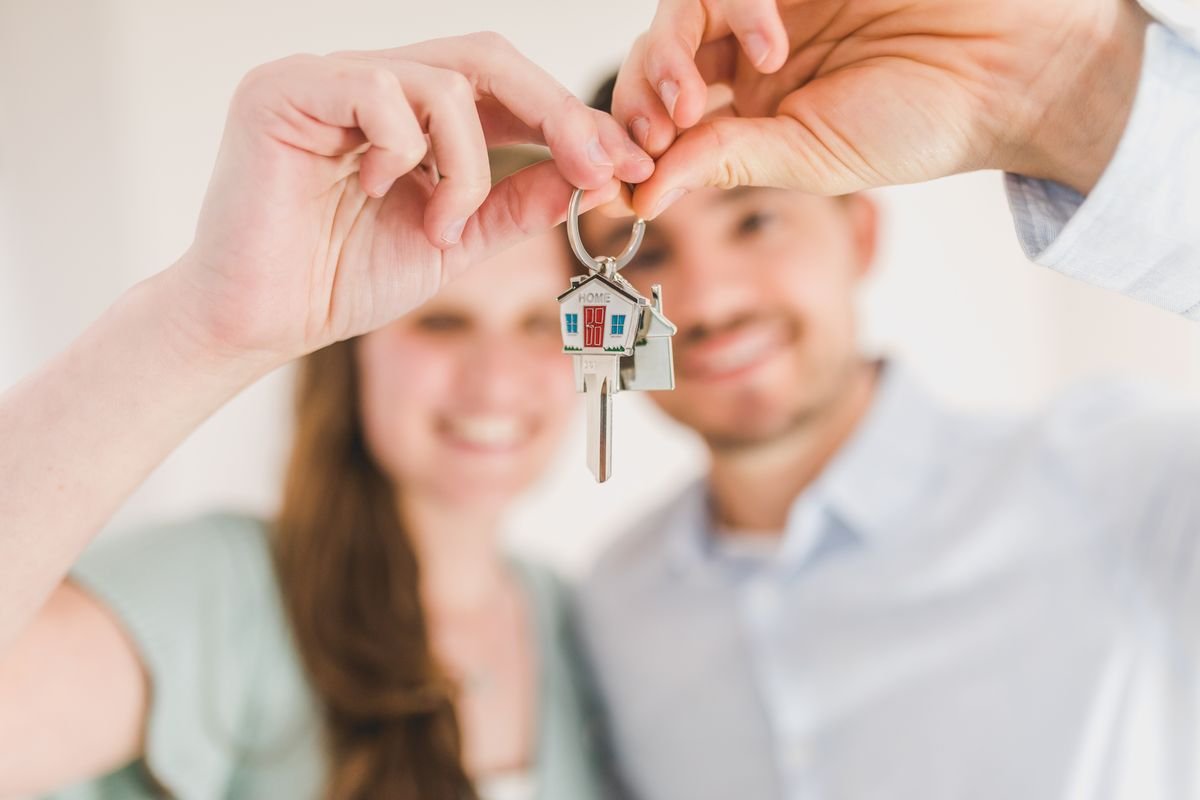 Chaves de um imóvel recém-adquirido simbolizando a regularização imobiliária